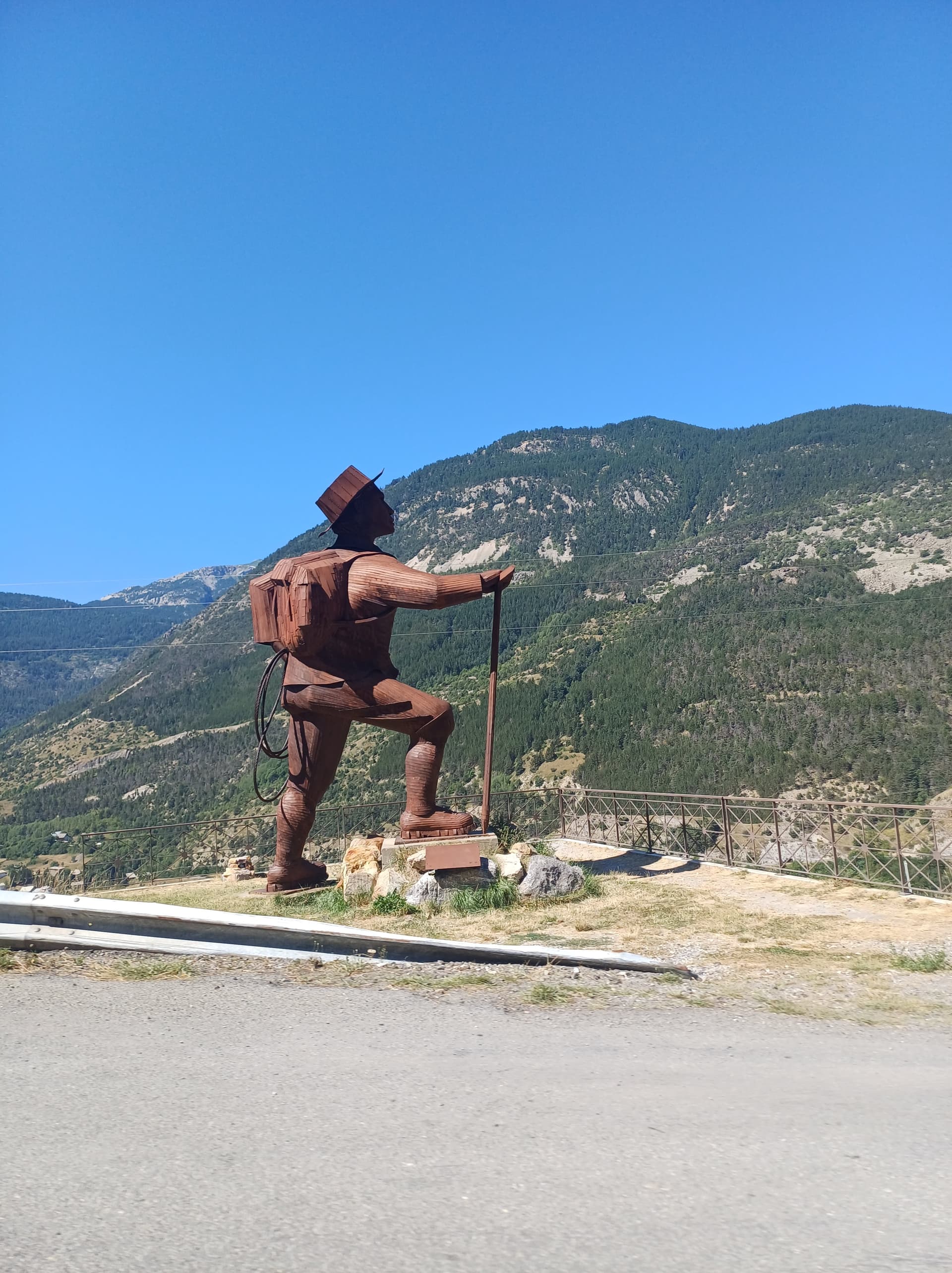 Statue dens les montagnes